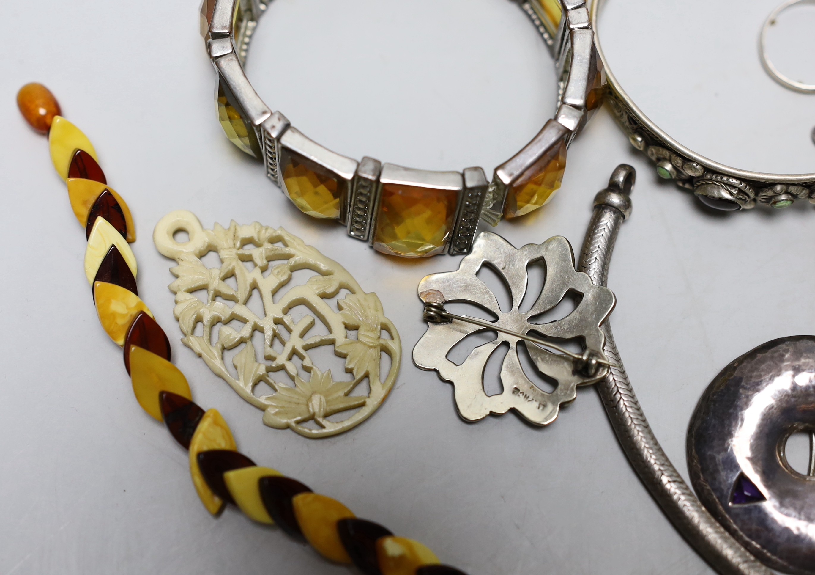 Sundry jewellery including silver and gem set circular brooch, costume and other items.